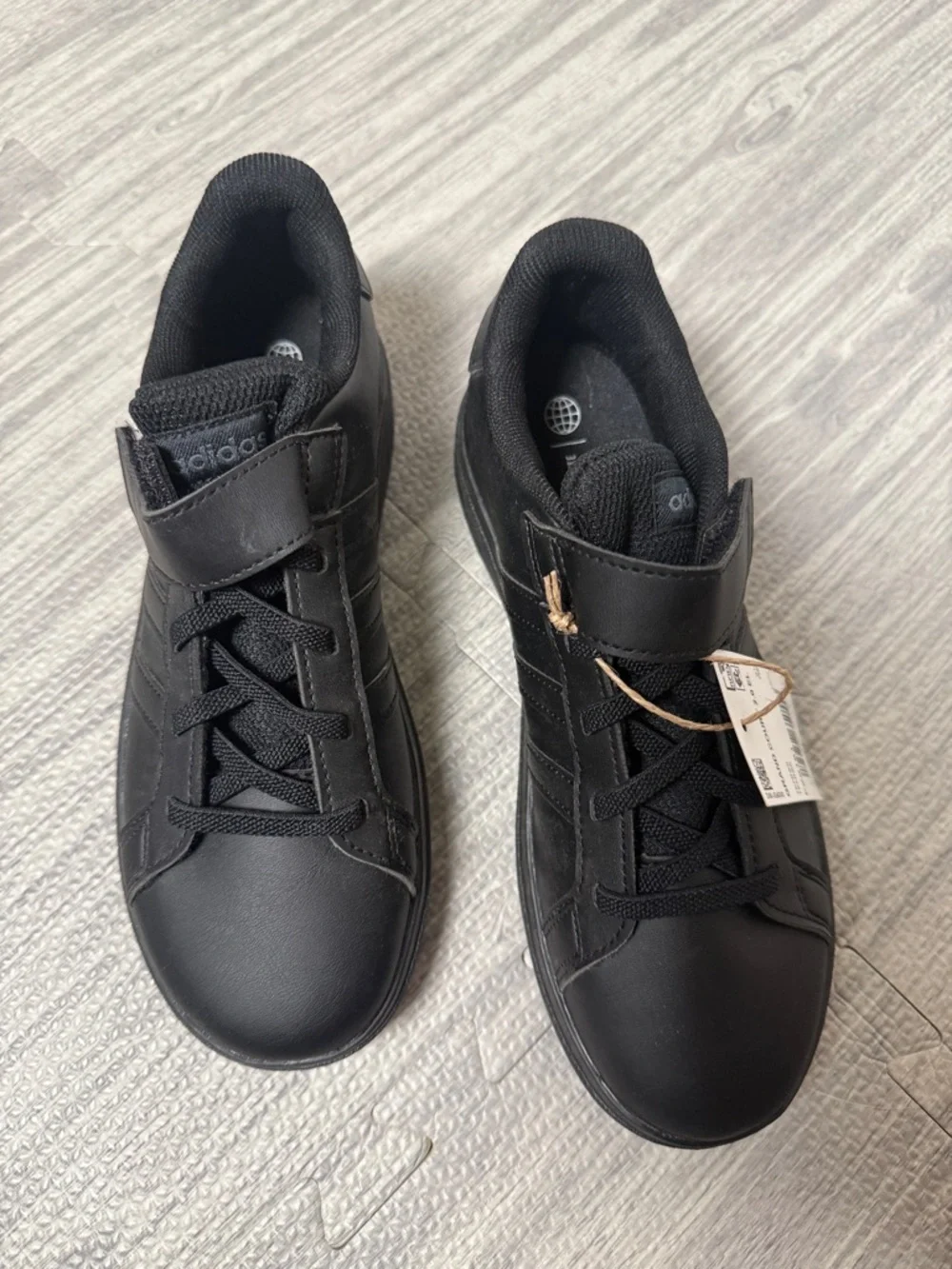 NWT adidas  Men’s Low-Top No Tie Sneakers Size 3